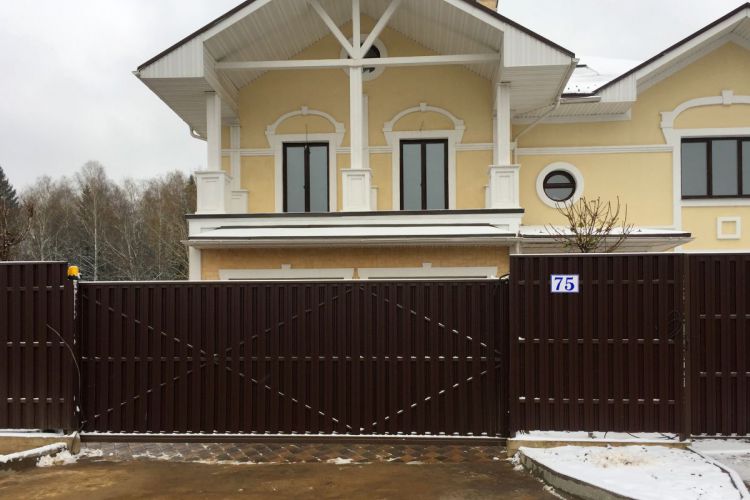 Ворота и забор из металлического штакетника